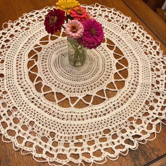Round Small Crochet Table Cloth 29" Side Table Dresser Handmade Vintage Cottage - Picture 10 of 10